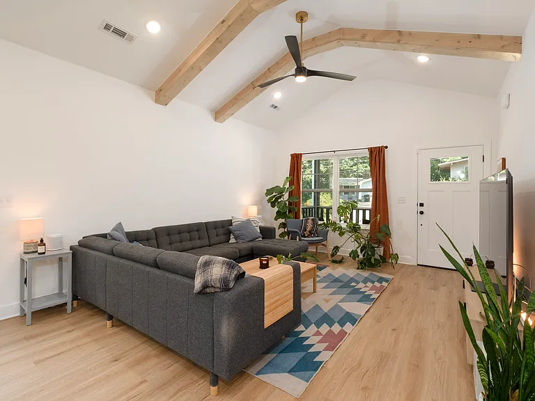 87 Leicester Dr — Photo 4
