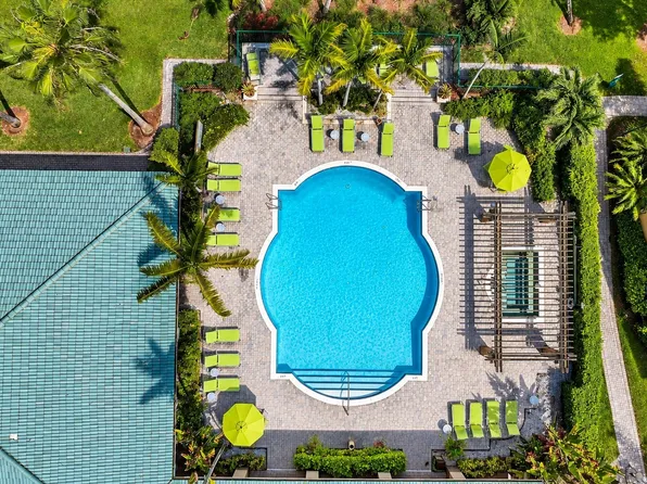 Club Lake Pointe Apartments