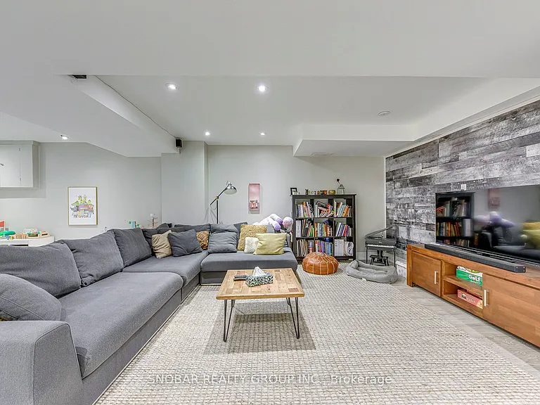 52 Decarie Cir — Photo 19