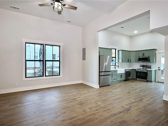 4th image of 509 College St