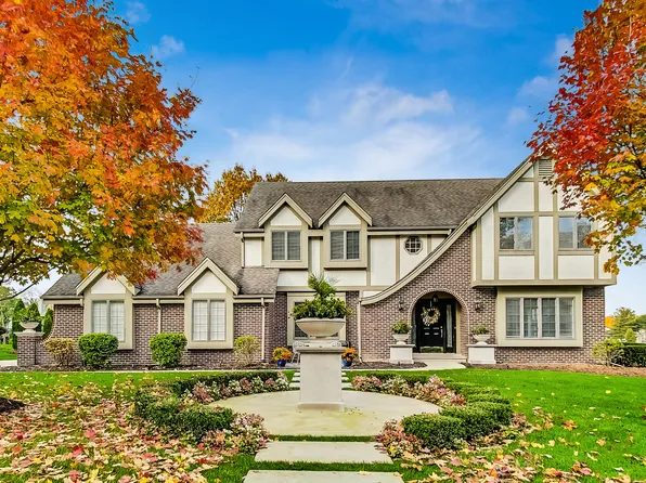 8564 Heather Dr, Burr Ridge, IL 60527