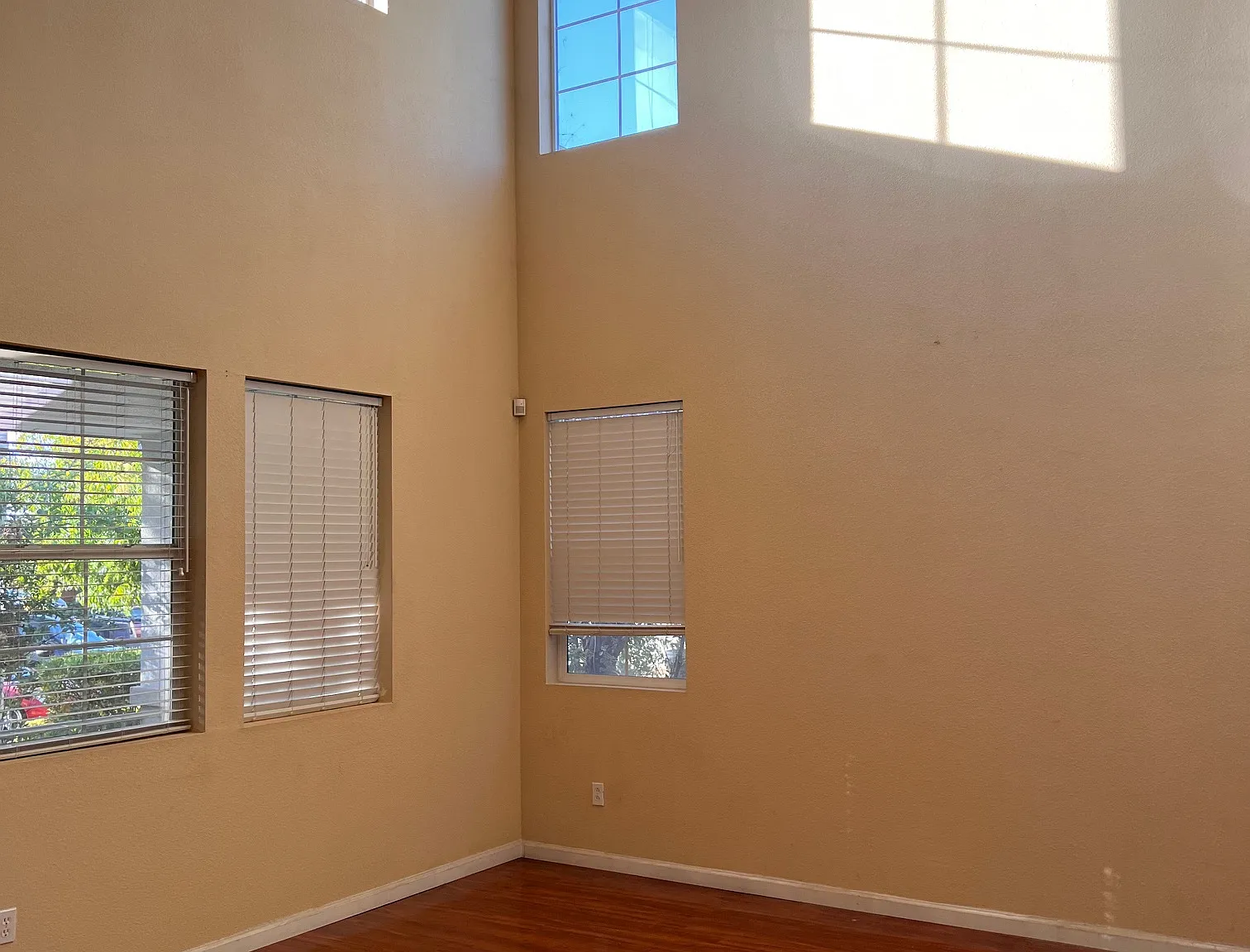 210 Independence Ct — Photo 2