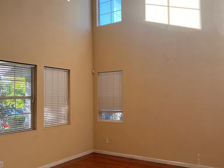 210 Independence Ct — Photo 2