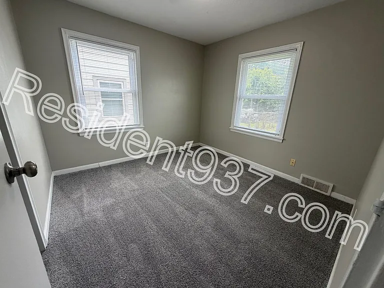 1047 Blakley Dr — Photo 6