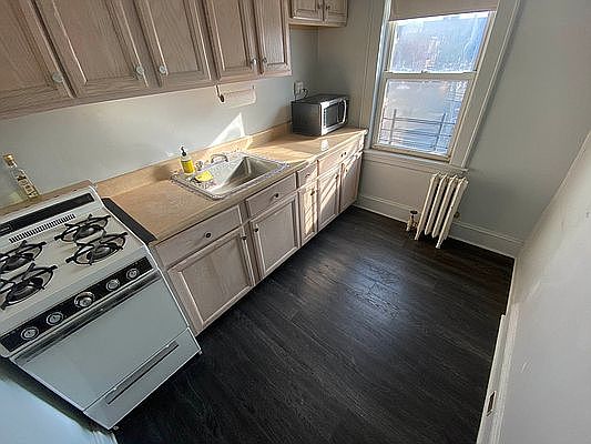 5th image of 28-12 21st Ave #3D