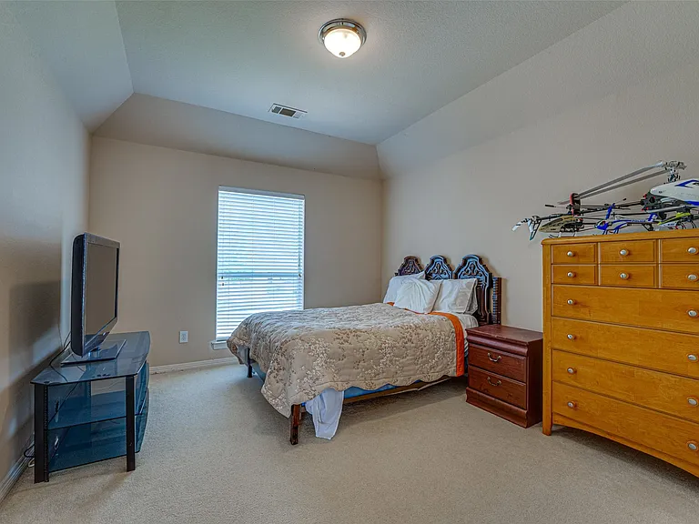 14 Center Ct — Photo 15