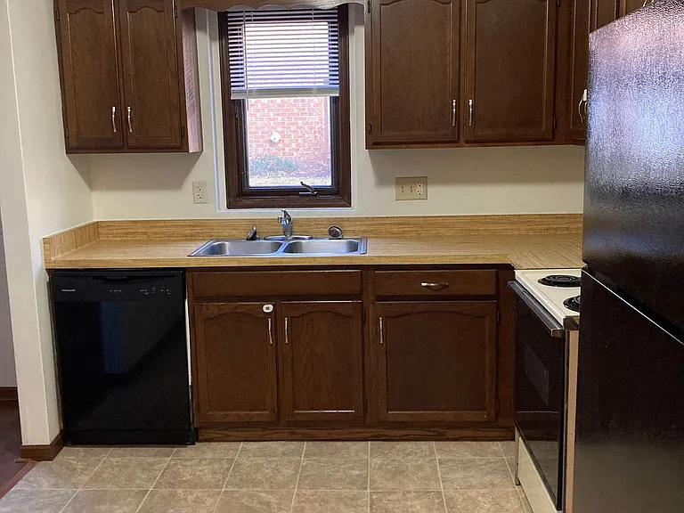 Immaculate Updated 2 Bedroom — Photo 11