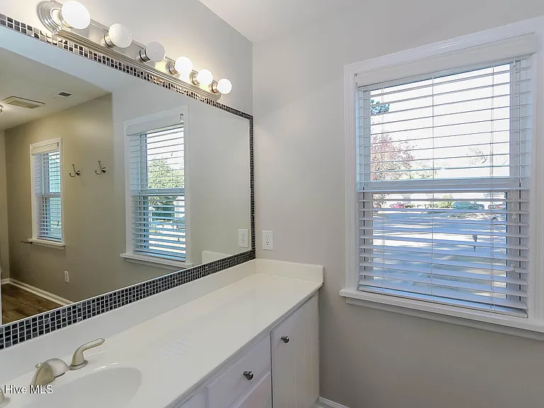 2901 Mandy Ln — Photo 19
