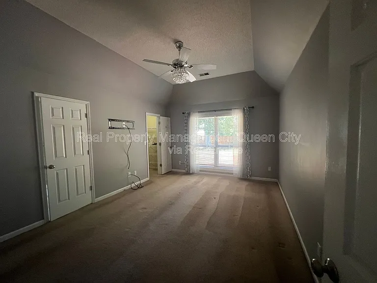 3910 Armitage Dr — Photo 13