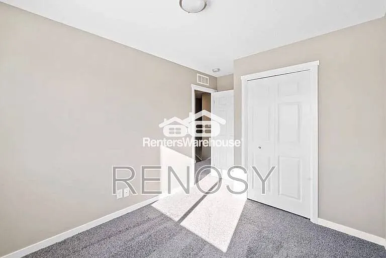 102 E Sycamore St — Photo 16