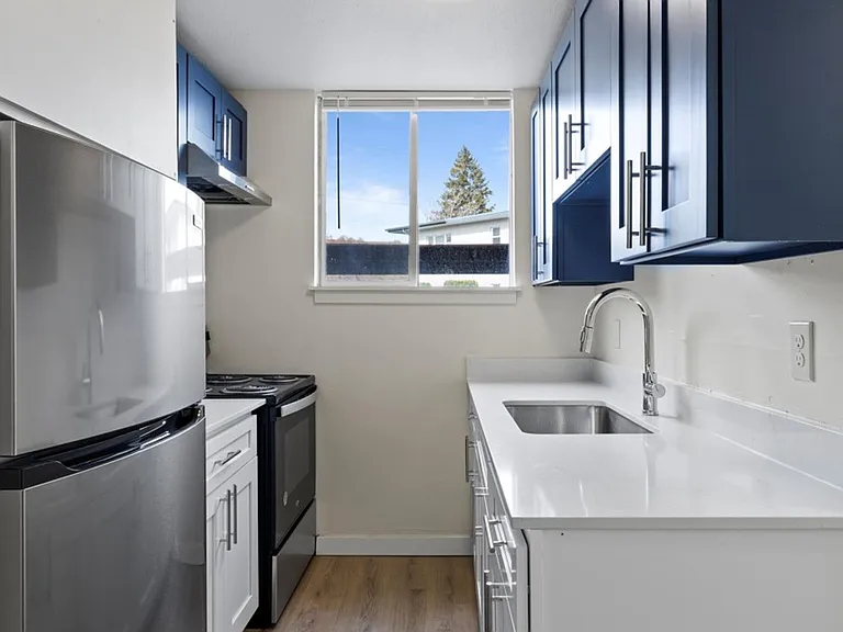 Dolphin Apartments: Leasing Specials! Great location in Kennewick — Photo 45