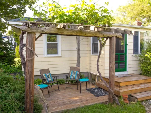 35 Warren Ave, Middletown, RI 02842