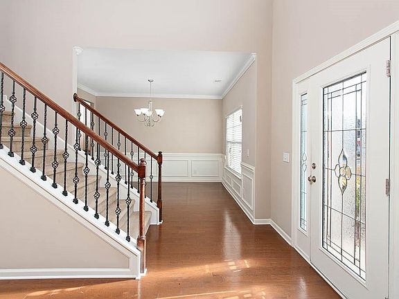 3rd image of 39 Wellington Cir