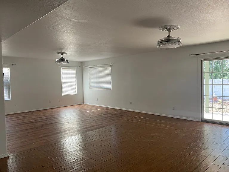 5028 W Hurston Dr — Photo 2