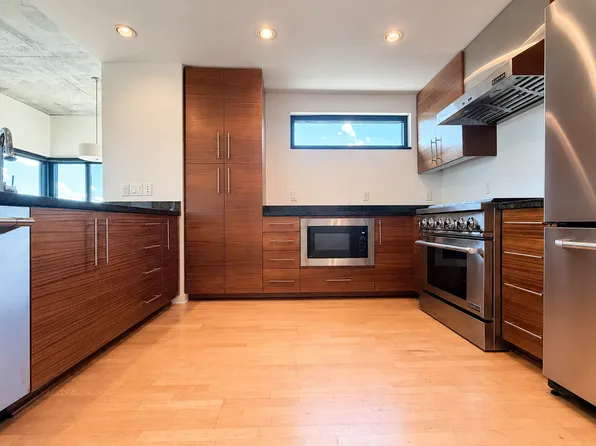1830 NW Riverscape St APT 403, Portland, OR 97209