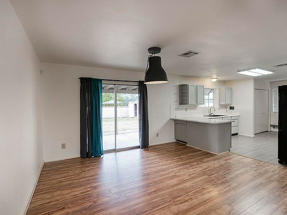 3rd image of 901 W Michelle Dr