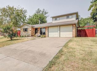 310 Huntington Dr, Euless, TX 76040