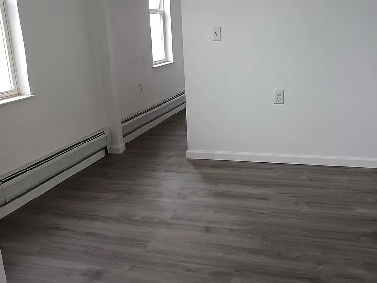 32 Bay Ave #4 — Photo 9