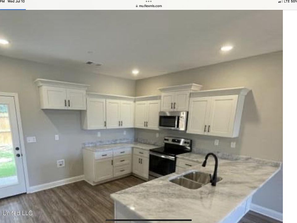 2nd image of 1069 Lexington Loop