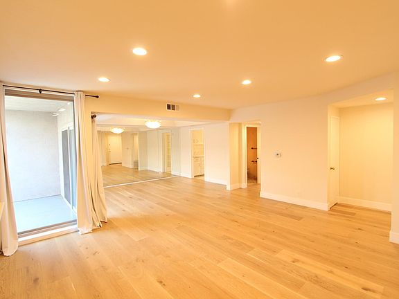 4th image of 439 N Doheny Dr Unit 305
