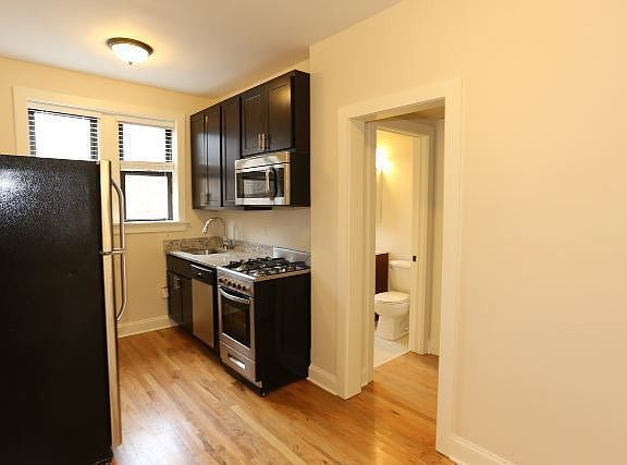 5th image of 4036 N Ashland Ave Unit E5