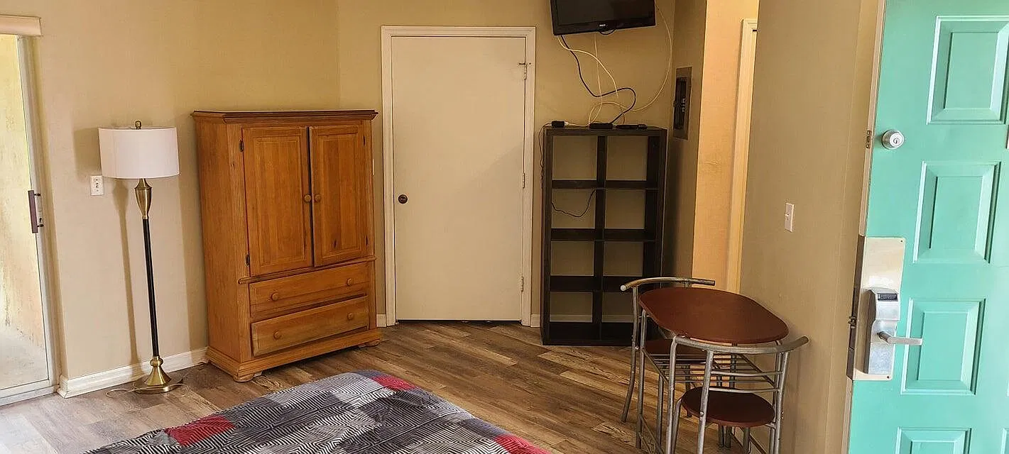 Studio, 1.0 bath, 350 sqft, $990 — Photo 4