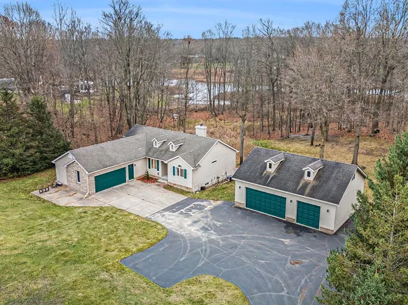 570 Rolling Acres Dr, Ortonville, MI 48462