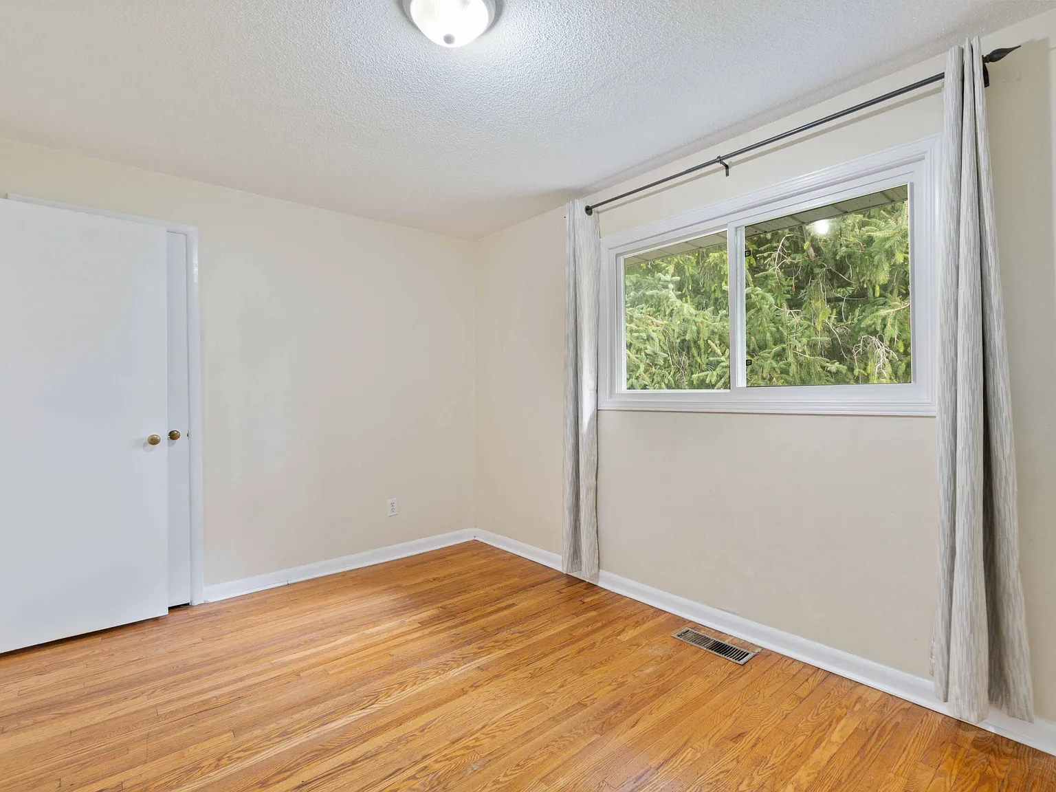 1100 Exmouth, Sarnia - - — Photo 3