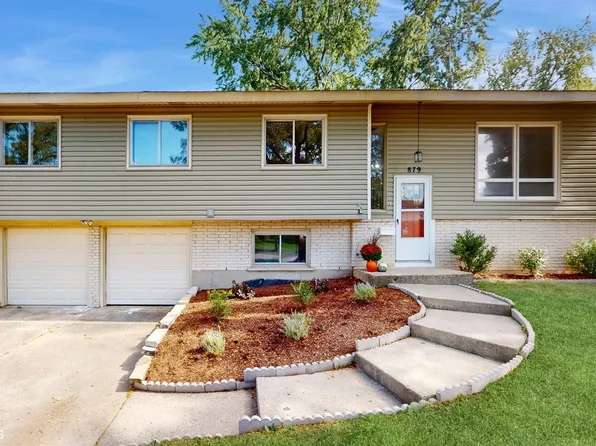 879 Yorkshire Ln, Crystal Lake, IL 60014