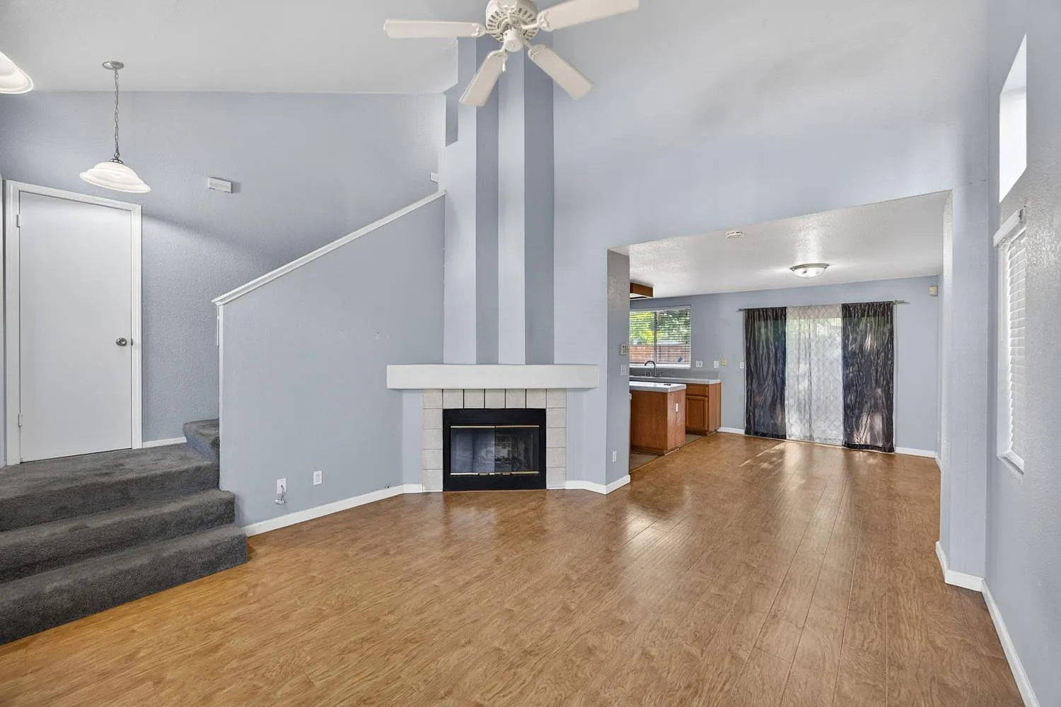 3 bed, 2.5 bath, 1351 sqft, $2,400 — Photo 4