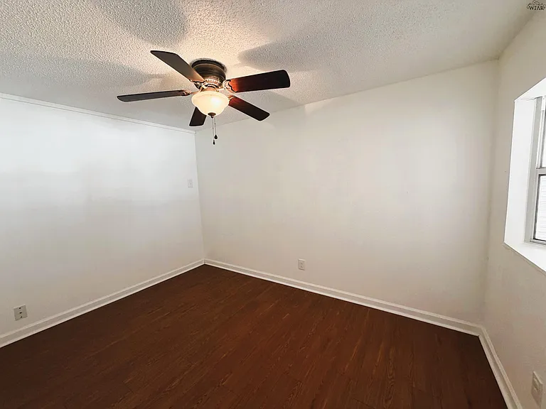 2951 Moffett Ave — Photo 11