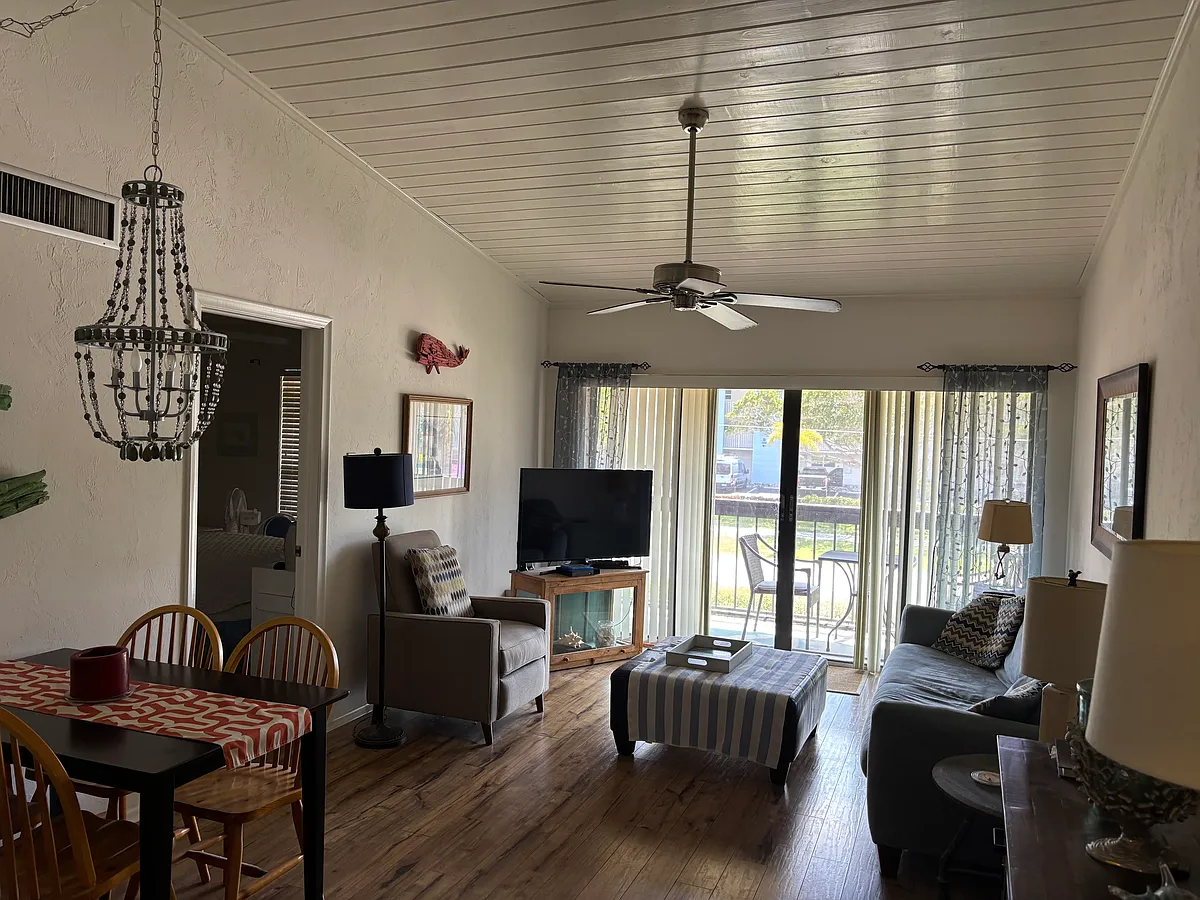 Building Photo - 20 Greenbrier St #208