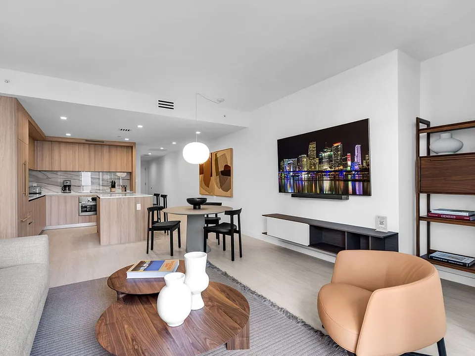 99 SE 5th St #16-ID1540981P