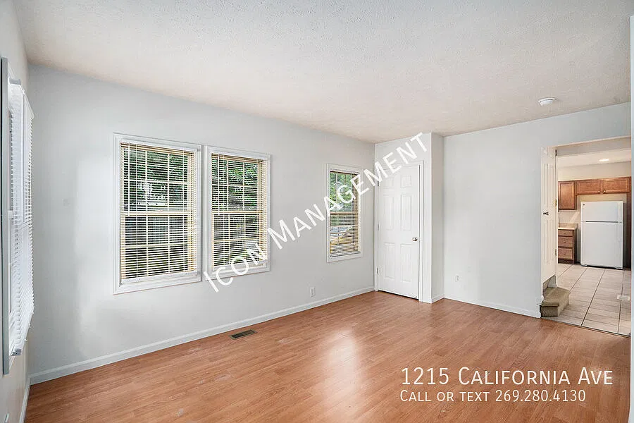 Charming off-campus home! — Photo 4