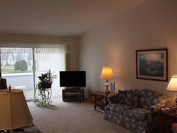 2nd image of 1047 Fairfield Dr #1