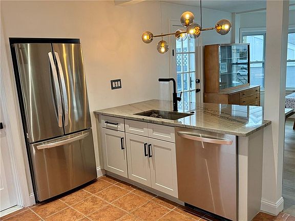 4th image of 571 Winter St