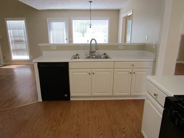 3 bed, 2.5 bath, 2664 sqft, $2,330 — Photo 2