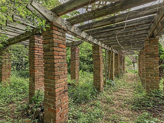 4th image of 18666 Lake Dr