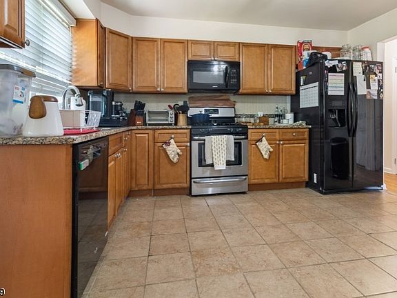 5th image of 88 Lakewood Ter