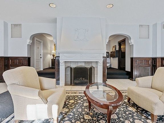 3rd image of 444 W Belmont Ave APT 4A