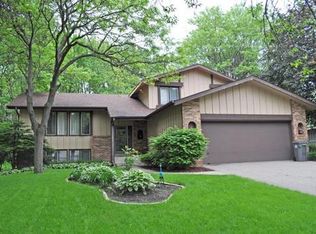 10146 Laurel Dr, Eden Prairie, MN 55347