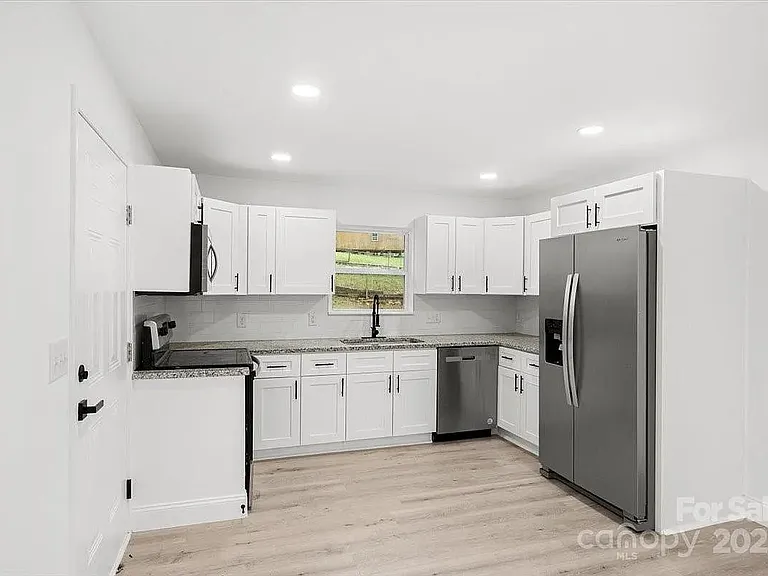 902 Grace St — Photo 5