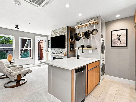 5th image of 3025 Broadway St #10