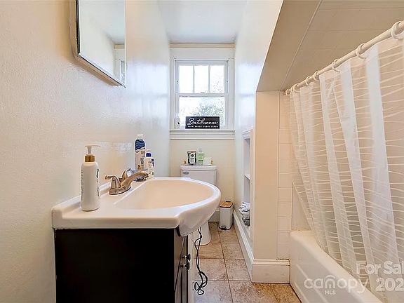 4th image of 624 S Washington St #D