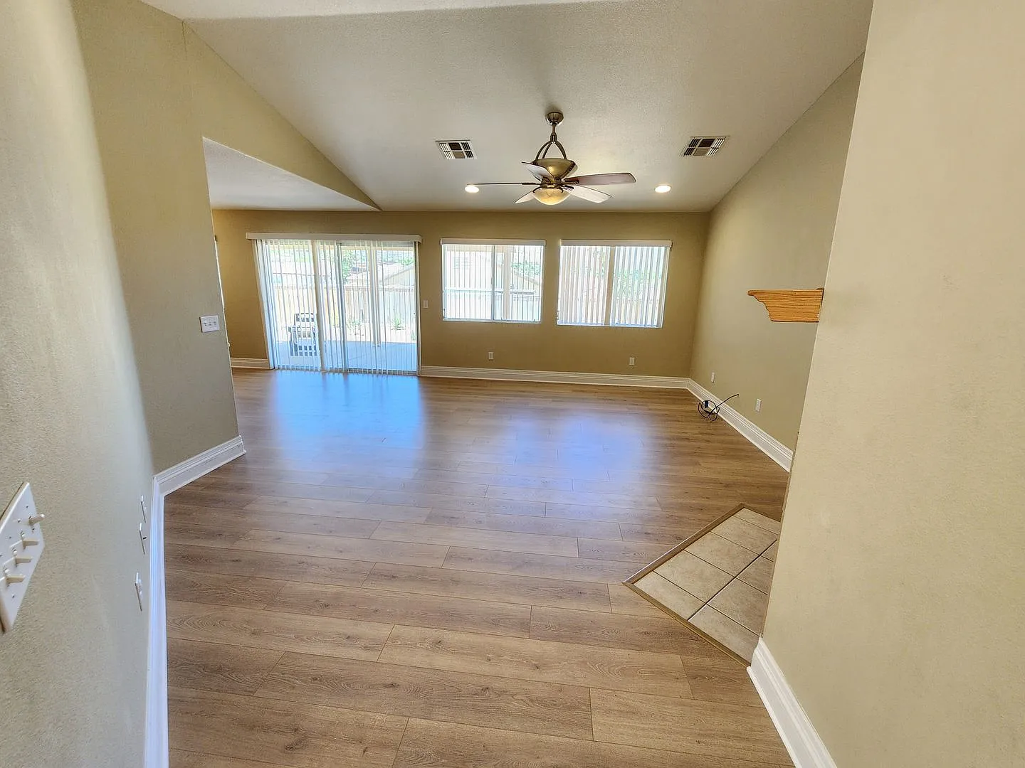 Copper Hills 4 Bedroom home with 3 car garage. — Photo 3