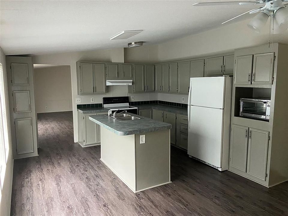 2nd image of 16527 SE Bunny Hill Ct