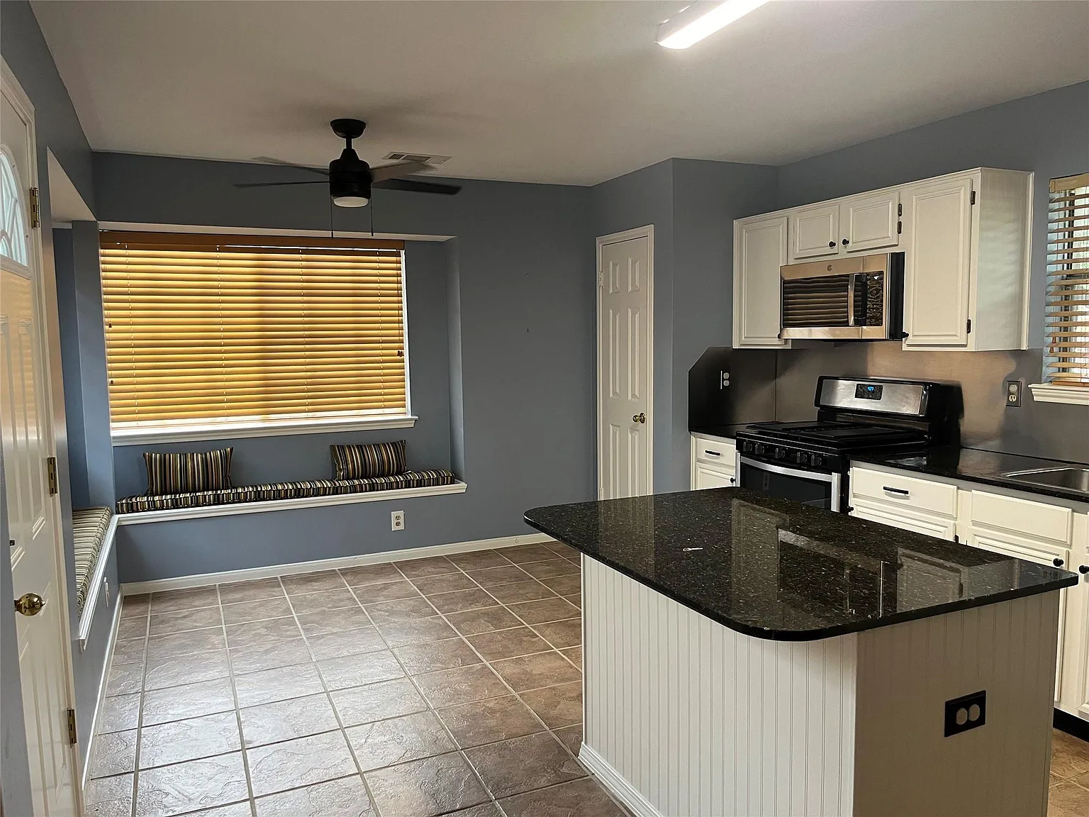 3 bed, 2.0 bath, 1607 sqft, $1,950 — Photo 2