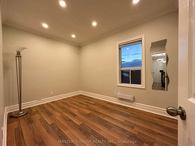 151 Dynevor Rd #UPPER — Photo 8
