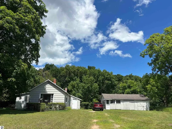 232 W Burdickville Rd, Maple City, MI 49664