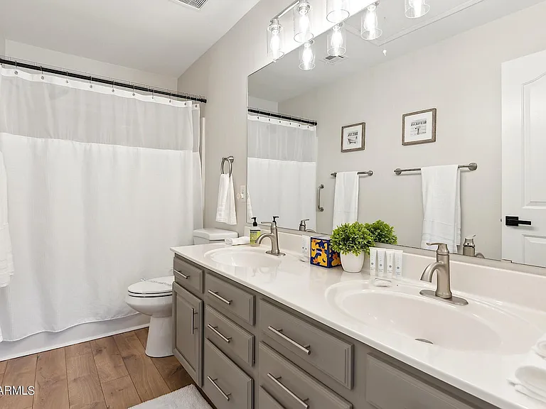 1125 E Irma Ln — Photo 39